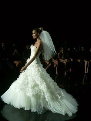 Pronovias, de la mano de Manuel Mota, pone fin a la Pasarela Gaudí Colección 2012, con una original, brillante y espectacular puesta en escena