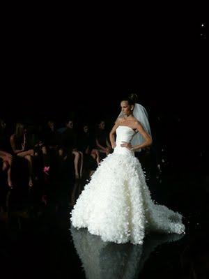 Pronovias, de la mano de Manuel Mota, pone fin a la Pasarela Gaudí Colección 2012, con una original, brillante y espectacular puesta en escena