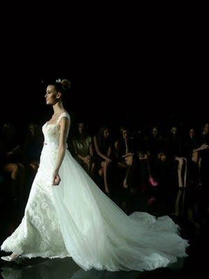 Pronovias, de la mano de Manuel Mota, pone fin a la Pasarela Gaudí Colección 2012, con una original, brillante y espectacular puesta en escena