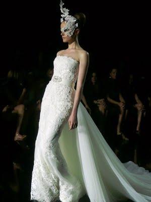 Pronovias, de la mano de Manuel Mota, pone fin a la Pasarela Gaudí Colección 2012, con una original, brillante y espectacular puesta en escena