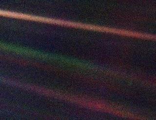 The pale blue dot - Un punto azul pálido