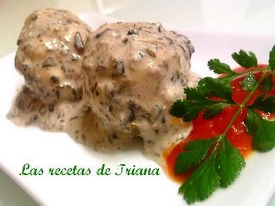 Huevos rellenos cubiertos con salsa de algas 