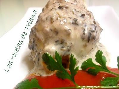 Huevos rellenos cubiertos con salsa de algas 