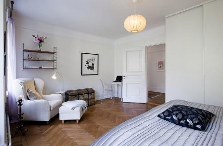 suelo de madera muy oscuro suelo de madera blanco sofa fucsia piso de alquiler en suecia inmobiliarias suecas estilo nórdico diseño nórdico diseño escandinavo cuarto de baño moderno cocinas modernas cocinas blancas chandelier de coral 