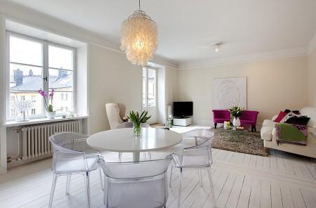 suelo de madera muy oscuro suelo de madera blanco sofa fucsia piso de alquiler en suecia inmobiliarias suecas estilo nórdico diseño nórdico diseño escandinavo cuarto de baño moderno cocinas modernas cocinas blancas chandelier de coral 