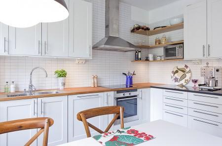 suelo de madera muy oscuro suelo de madera blanco sofa fucsia piso de alquiler en suecia inmobiliarias suecas estilo nórdico diseño nórdico diseño escandinavo cuarto de baño moderno cocinas modernas cocinas blancas chandelier de coral 