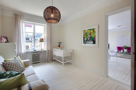 suelo de madera muy oscuro suelo de madera blanco sofa fucsia piso de alquiler en suecia inmobiliarias suecas estilo nórdico diseño nórdico diseño escandinavo cuarto de baño moderno cocinas modernas cocinas blancas chandelier de coral 