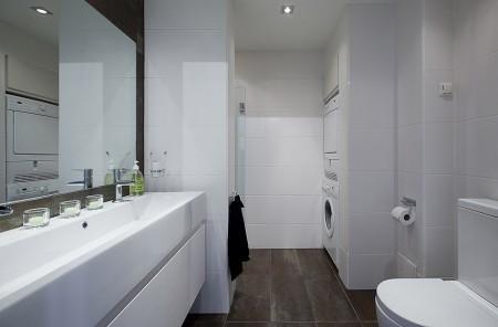 suelo de madera muy oscuro suelo de madera blanco sofa fucsia piso de alquiler en suecia inmobiliarias suecas estilo nórdico diseño nórdico diseño escandinavo cuarto de baño moderno cocinas modernas cocinas blancas chandelier de coral 