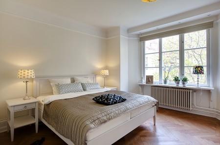 suelo de madera muy oscuro suelo de madera blanco sofa fucsia piso de alquiler en suecia inmobiliarias suecas estilo nórdico diseño nórdico diseño escandinavo cuarto de baño moderno cocinas modernas cocinas blancas chandelier de coral 