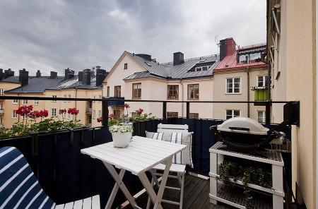 suelo de madera muy oscuro suelo de madera blanco sofa fucsia piso de alquiler en suecia inmobiliarias suecas estilo nórdico diseño nórdico diseño escandinavo cuarto de baño moderno cocinas modernas cocinas blancas chandelier de coral 