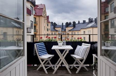 suelo de madera muy oscuro suelo de madera blanco sofa fucsia piso de alquiler en suecia inmobiliarias suecas estilo nórdico diseño nórdico diseño escandinavo cuarto de baño moderno cocinas modernas cocinas blancas chandelier de coral 