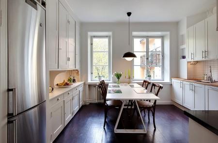 suelo de madera muy oscuro suelo de madera blanco sofa fucsia piso de alquiler en suecia inmobiliarias suecas estilo nórdico diseño nórdico diseño escandinavo cuarto de baño moderno cocinas modernas cocinas blancas chandelier de coral 