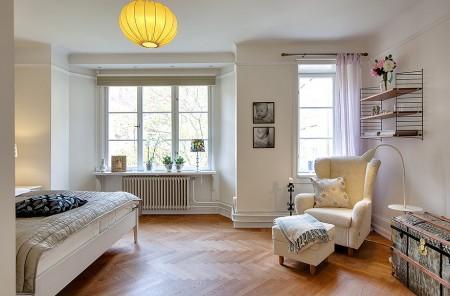 suelo de madera muy oscuro suelo de madera blanco sofa fucsia piso de alquiler en suecia inmobiliarias suecas estilo nórdico diseño nórdico diseño escandinavo cuarto de baño moderno cocinas modernas cocinas blancas chandelier de coral 