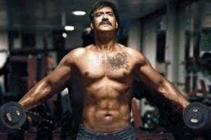 Ajay Devgan luce abdominales en su nueva película