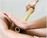 Masaje africano con cañas de bambú