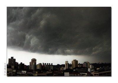 Las letras se escapaban por las ventanas, las calles se i...