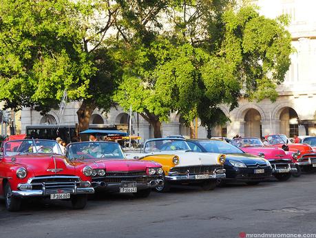 Mr-and-Mrs-Romance-where-to-go-in-Cuba-.Old-cars-in-Havana ▷ Comenta sobre 4 lugares emocionantes para visitar en Cuba (y uno para evitar) por Mike