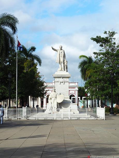 Mr-and-Mrs-Romance-where-to-go-in-Cuba-.Cienfuegos-monuments ▷ Comenta sobre 4 lugares emocionantes para visitar en Cuba (y uno para evitar) por Mike