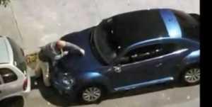 El ataque de furia de un vecino al encontrar un auto estacionado en la entrada de su garaje