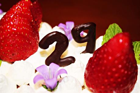 PASTEL ANIVERSARIO {BIZCOCHO TRADICIONAL DE YOGUR} PASTEL ANIVERSARIO {BIZCOCHO TRADICIONAL DE YOGUR}