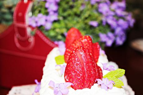 PASTEL ANIVERSARIO {BIZCOCHO TRADICIONAL DE YOGUR} PASTEL ANIVERSARIO {BIZCOCHO TRADICIONAL DE YOGUR}