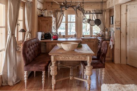 Cabana de Madera en campos nevados del Sur de Polonia