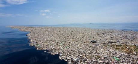 ¿Las lentillas un peligro para el medio ambiente? isla de plastico oceano