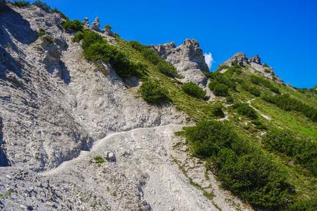 ▷ Desgracias en las montañas de Liechtenstein Gravel-path-on-hike-in-Liechtenstein.jpg.optimal ▷ Desgracias en las montañas de Liechtenstein