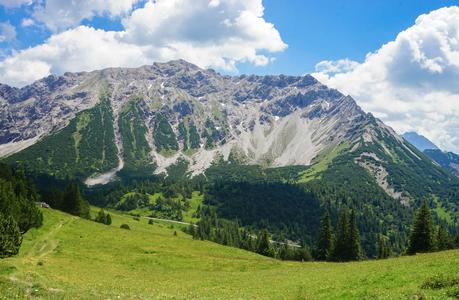 Mountain-on-a-hike-in-Liechtenstein.jpg.optimal ▷ Desgracias en las montañas de Liechtenstein