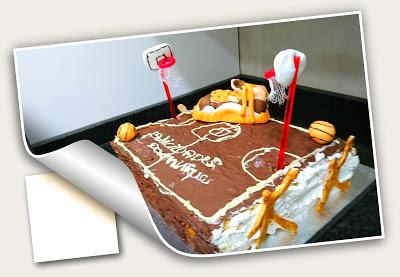 TARTA DE CUMPLEAÑOS CANCHA BALONCESTO DE NATA Y CHOCOLATE