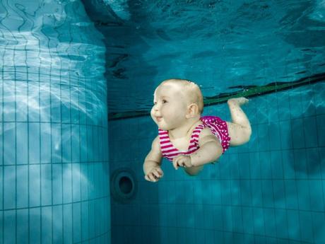 Ejercicio de natación para bebés
