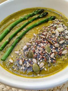 Crema de verduras con espárragos trigueros y semillas Crema de verduras con espárragos trigueros y semillas