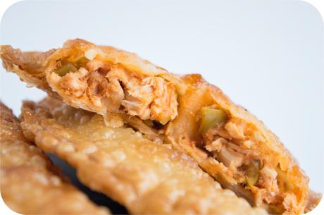 Empanadillas de pollo, queso y aceitunas