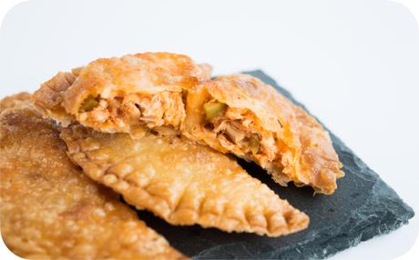Empanadillas de pollo, queso y aceitunas