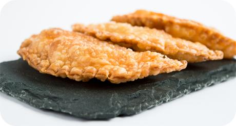 Empanadillas de pollo, queso y aceitunas