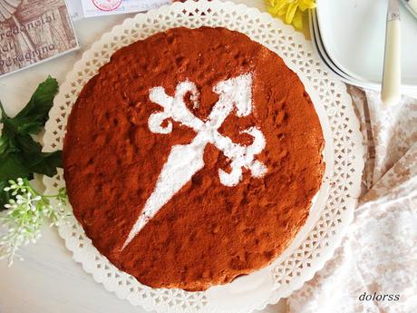 Tarta de Santiago con almendras laminadas y chocolate