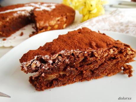 Tarta de Santiago con almendras laminadas y chocolate