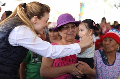 ENTREGA FERNANDA CASTILLO DE DEL MAZO JUGUETES A NIÑEZ MEXIQUENSE