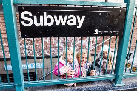 riding-the-subway-New-York-City ▷ Comente sobre cómo planificar el viaje de su vida en los sueños de EE. UU. (En 11 pasos) mediante la planificación de un memorable viaje de luna de miel a los EE. UU. - Proyecto Color Labs
