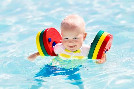 Materiales de aprendizaje para los bebés en la piscina Materiales de aprendizaje para los bebés en la piscina