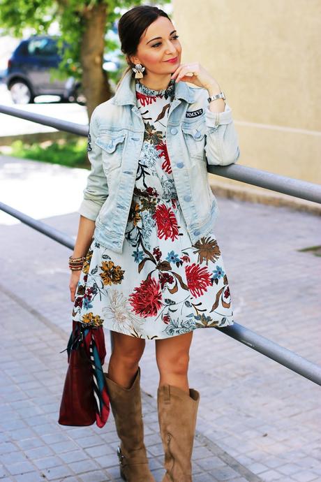 Vestido floreado con camperas