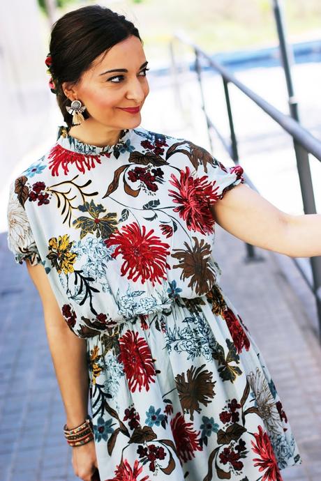Vestido floreado con camperas