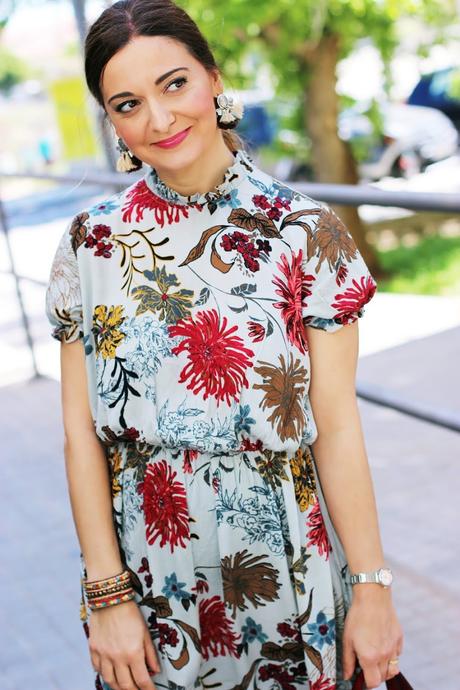 Vestido floreado con camperas