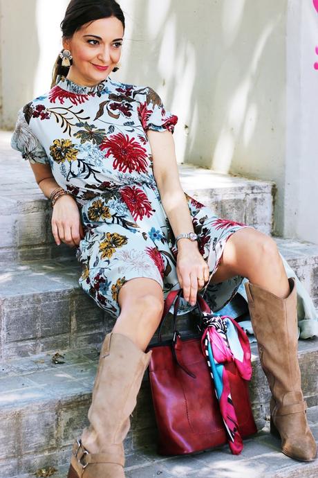 Vestido floreado con camperas