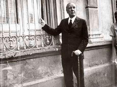 La imagen puede contener: una persona, de pie y de traje