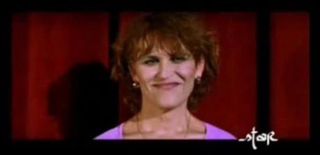 La imagen puede contener: una persona, sonriendo, noche y primer plano