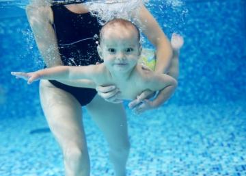 Materiales de aprendizaje para los bebés en la piscina Materiales de aprendizaje para los bebés en la piscina