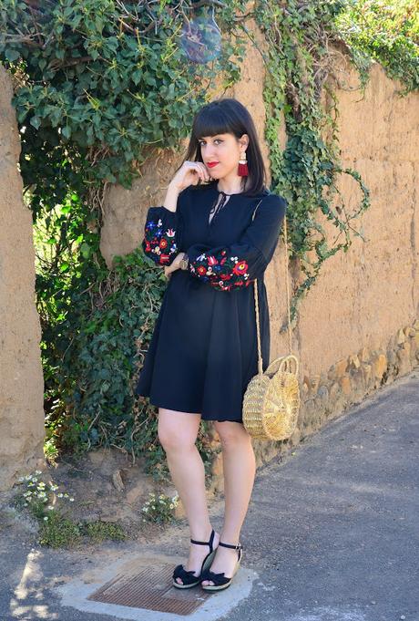 Vestido negro con mangas florales