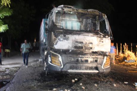Dos hombres mueren en accidente en Cabral; incendian camión Block Khoury.