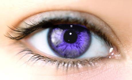 Ojos color violeta